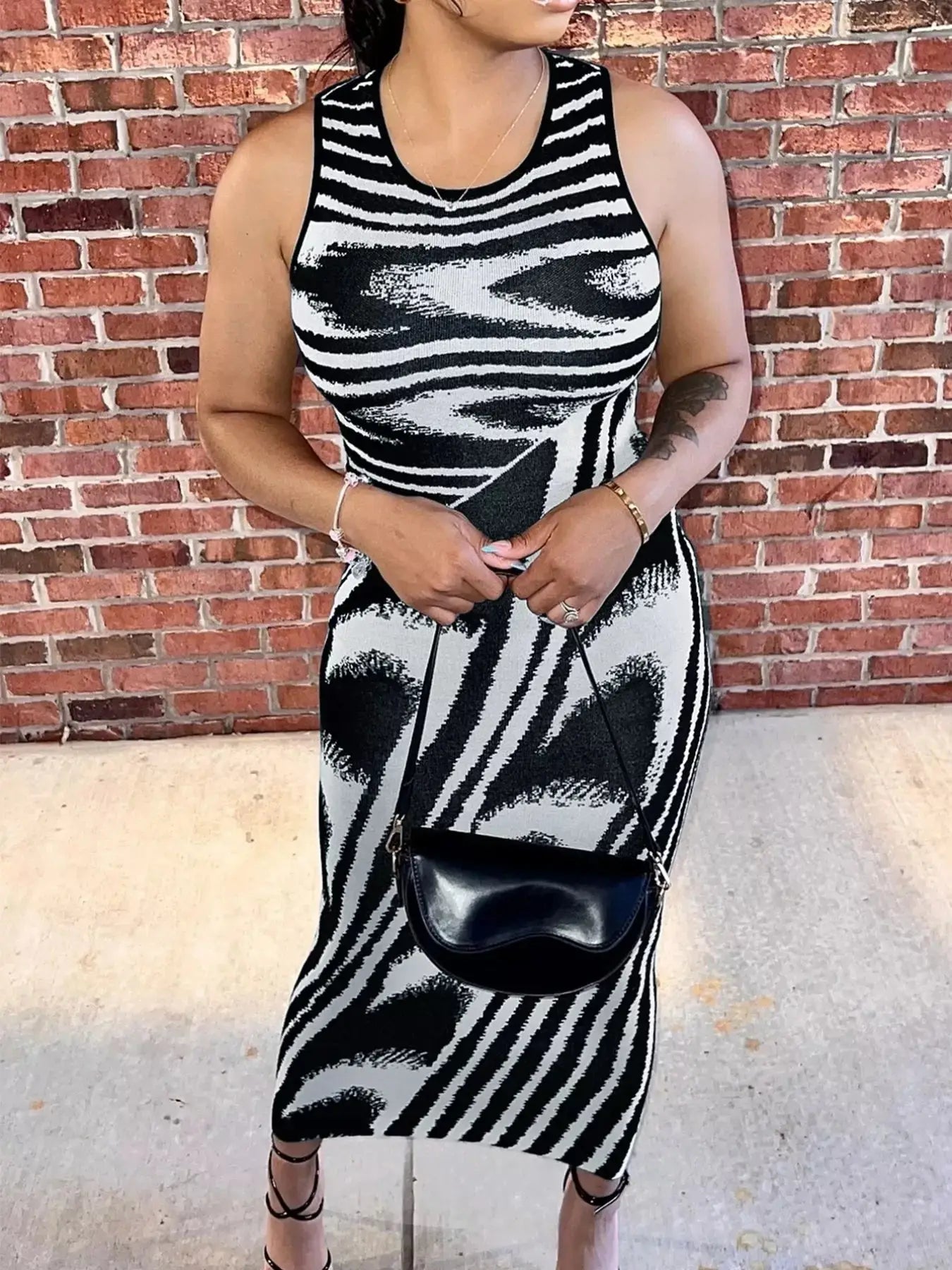 Plus Size Sleeveless Bodycon Maxi Dress with Abstract Print - Makw Official Site