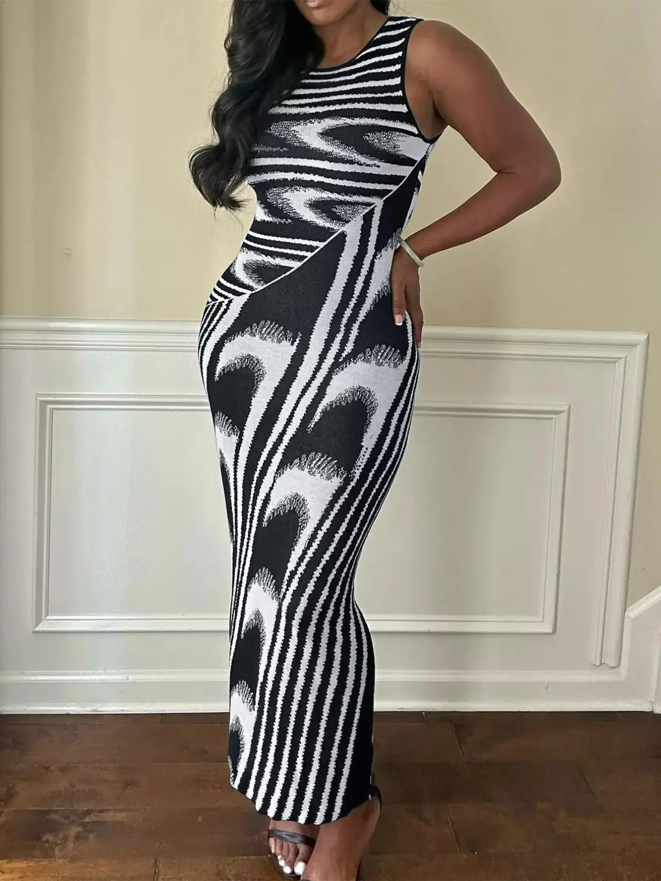 Plus Size Sleeveless Bodycon Maxi Dress with Abstract Print - Makw Official Site