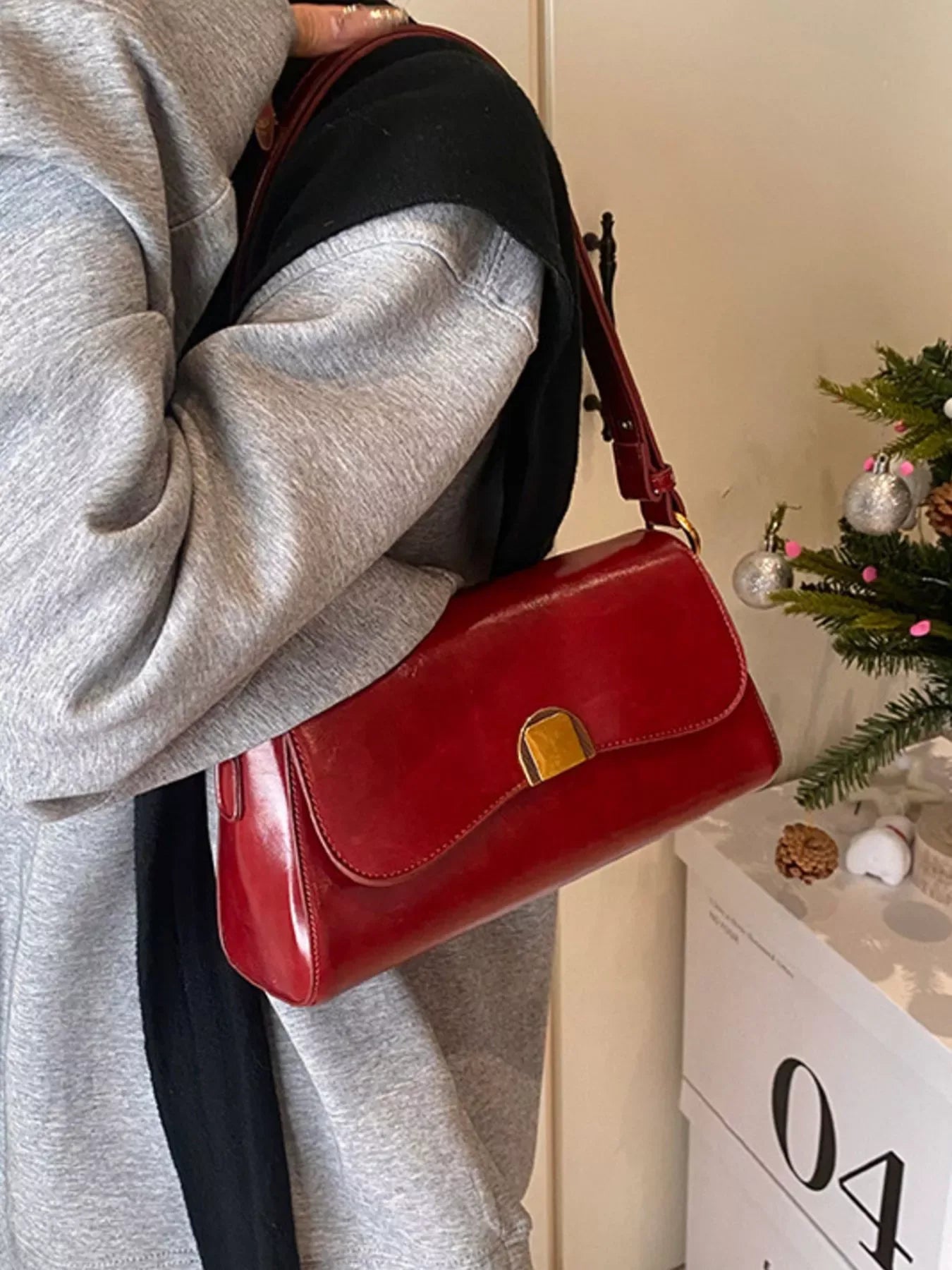 Golden Clasp Shoulder Bag - Makw Official Site