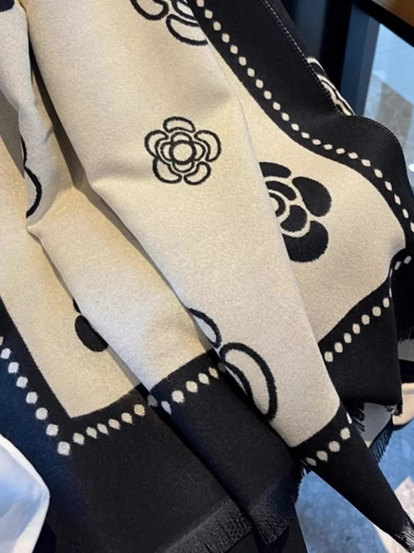 Floral Pattern Raw Hem Scarf - Makw Official Site