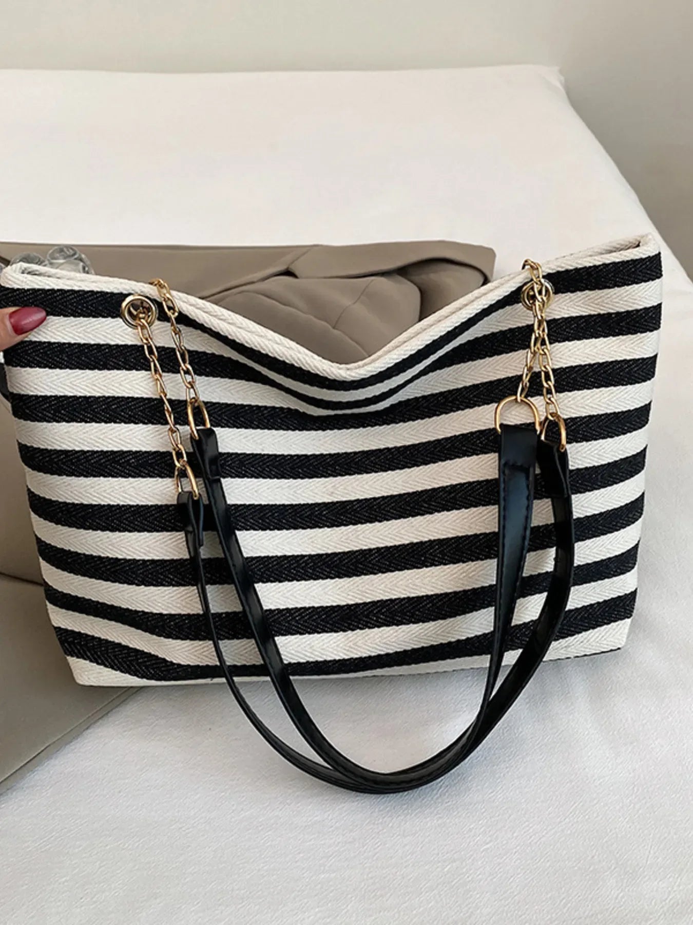 Striped Shoulder Bag with Chain Detail - Makw Official Site